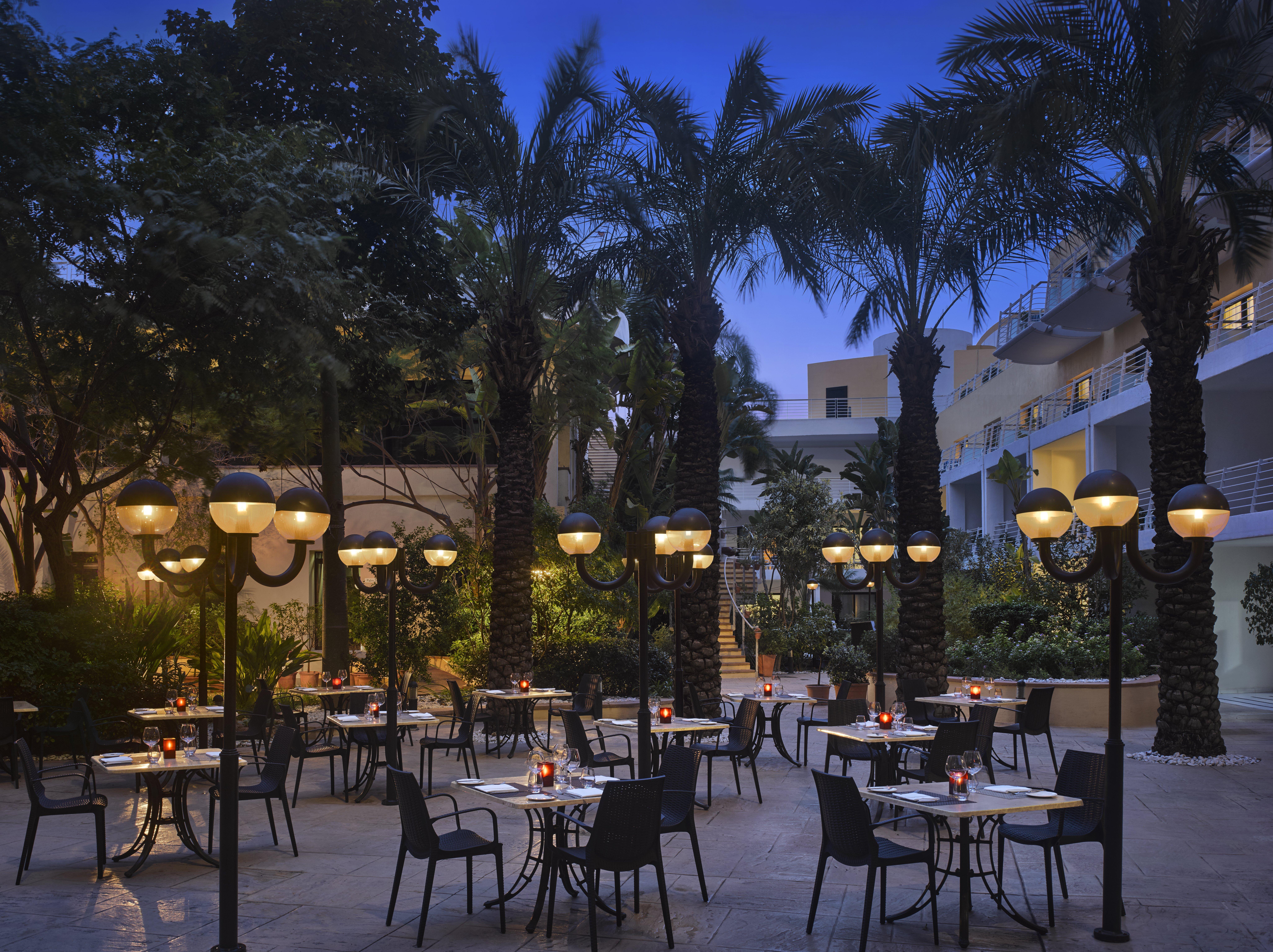 Hotel Intercontinental Malta By Ihg San Julián Exterior foto The hotel's courtyard